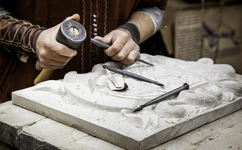 手工雕塑摄影照片_以传统方式雕刻石头