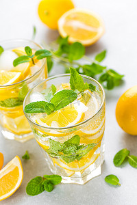 柠檬莫吉托鸡尾酒加新鲜薄荷、清爽夏日冷饮或加冰饮料