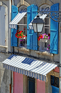 法国阿尔勒的漂亮窗户。