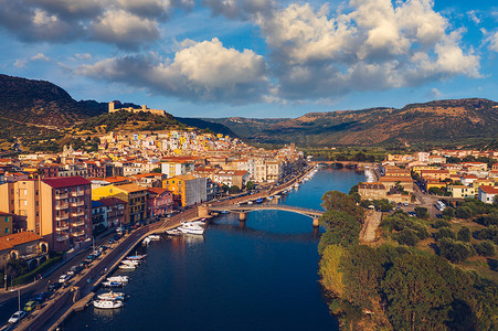 意大利撒丁岛博萨镇的美丽景色。