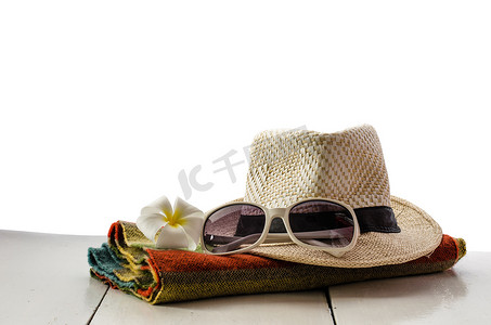 帽子、眼镜、围巾、鲜花放在白色背景的木地板上