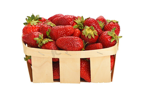篮子里的草莓摄影照片_木制篮子里的草莓，与白色隔离