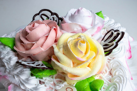 白蛋糕上美丽的奶油玫瑰