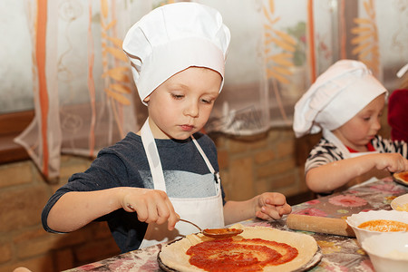 孩子们做披萨。