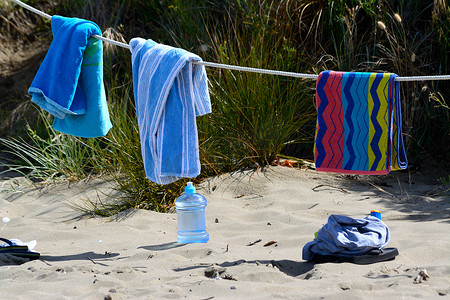 毛巾在沙滩上晾绳子剧照