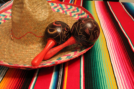 节日易拉宝摄影照片_墨西哥雨披阔边帽马拉卡斯背景嘉年华五月节装饰彩旗