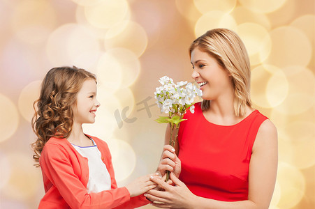 快乐的小女儿给妈妈送花