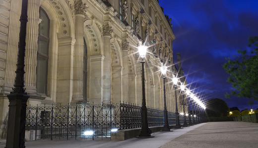 法国巴黎卢浮宫博物馆的路灯
