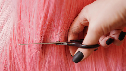 假发摄影照片_假发和剪刀-粉色假发-发型背景