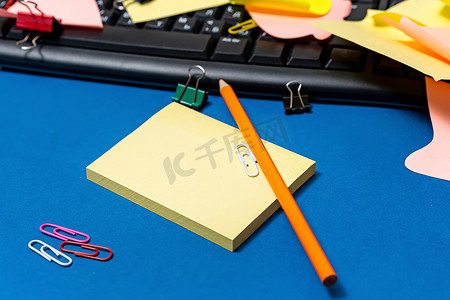 多种组合的办公文具照片带钢笔铅笔记事本笔记本尺订书机剪刀剪纸回形针夹夹板放在桌子上