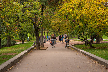 2020 年秋季，捷克共和国冬季开始时，由于 COVID-19 的爆发，隔离期间，一群朋友骑着自行车在布拉格 6 号的莱特纳公园玩得很开心
