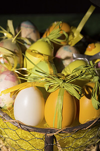 彩蛋黄色摄影照片_复活节快乐彩蛋