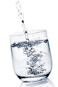 用纯净水装满玻璃杯