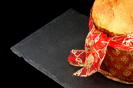 圣诞背景，特写在带红丝带的意大利节日糕点上