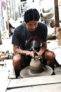暖武里府 — 12 月 27 日：Koh Kret islan 的手工雕刻陶器