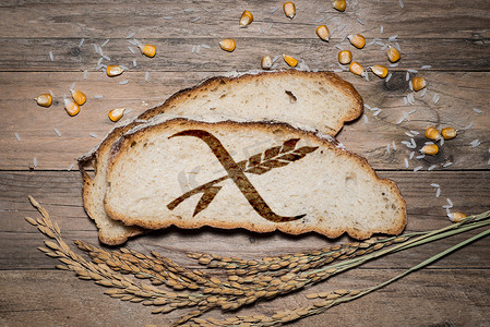 玉米标志摄影照片_烤在面包上的无麸质标志