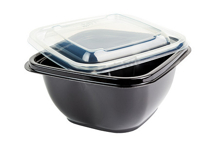 黑色不透明一次性 PET - 聚对苯二甲酸乙二醇酯 - 带透明盖的塑料食品外卖容器，隔离。