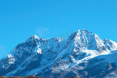 高山，白雪覆盖。