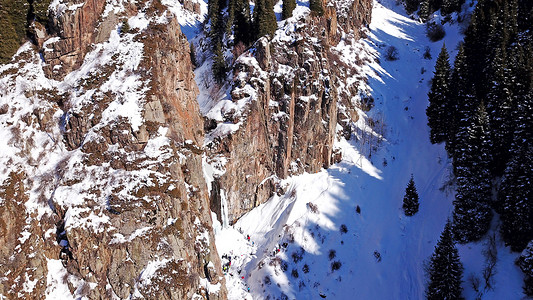 瀑布群摄影照片_雪山中结冰的瀑布。