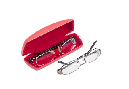 边框眼镜摄影照片_两副现代眼镜和红色眼镜盒
