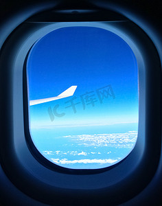 从飞机窗口看到的蓝天