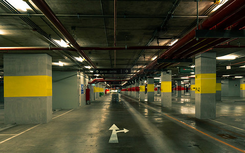 室内停车场摄影照片_购物中心空荡荡的室内停车场透视图。