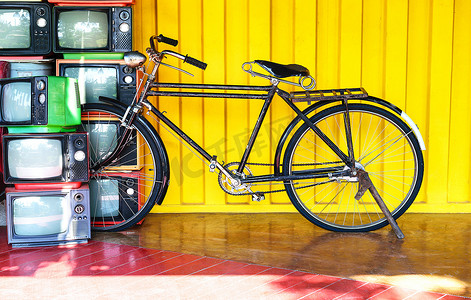 老式自行车和旧电视。