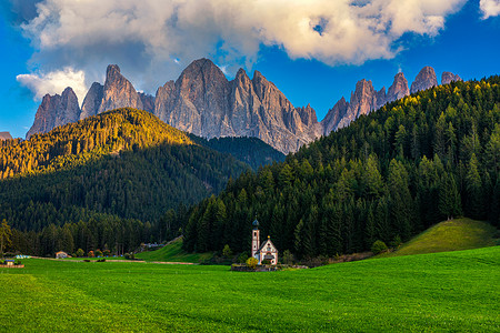 意大利南蒂罗尔白云石阿尔卑斯山 Val di Funes 的圣乔瓦尼教堂和小村庄的风景。