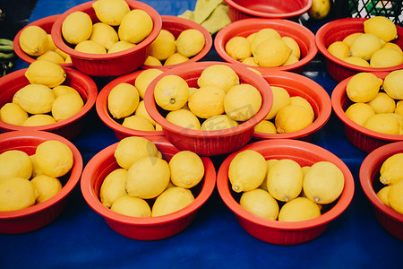 一堆成熟的黄色柠檬在夏季市场上出售，作为背景。