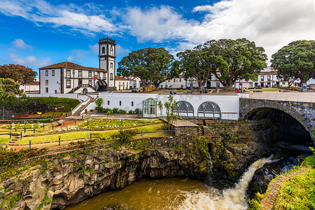 速达电梯摄影照片_Ribeira Grande，圣米格尔，亚速尔群岛，葡萄牙的全景城市景观。