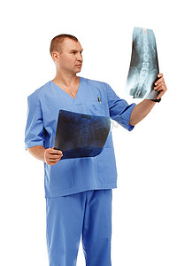 一位年轻男医生的画像，身穿蓝色医用外科手术服