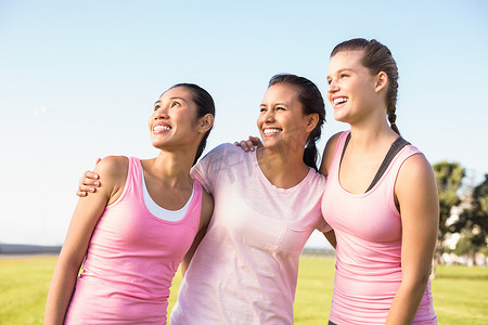 穿粉色衣服的女人摄影照片_三个因患乳腺癌而穿粉色衣服的笑着的女人