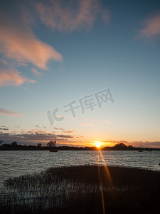 太阳落山地平线蓝色水天空表面侧影海岸海洋