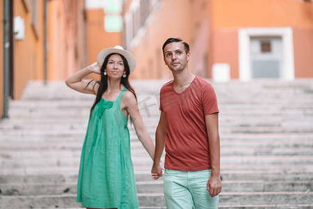 家庭度假摄影照片_快乐的旅游夫妇，男人和女人在欧洲度假时微笑着开心。
