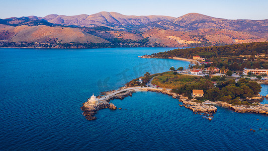 希腊凯法利尼亚岛 Argostoli 的 Lassi 圣西奥多灯塔的鸟瞰图。