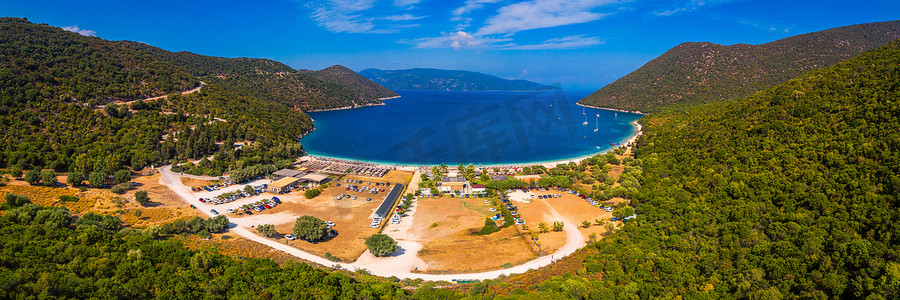 蒂法摄影照片_希腊凯法利尼亚岛 Antisamos 海滩美丽清澈湛蓝的海水。