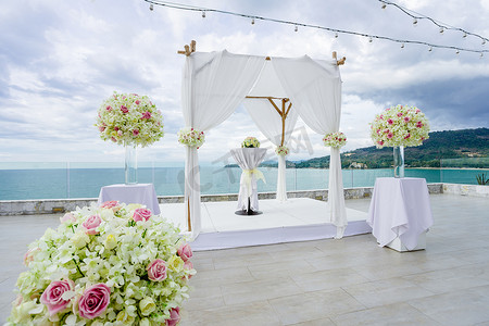 蓝色婚礼摄影照片_婚礼拱门，祭坛装饰玫瑰，鲜花，花卉