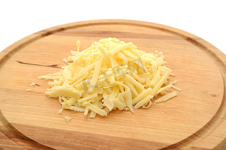 木板上的磨碎奶酪