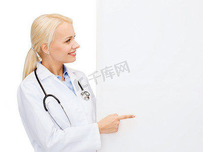 医院医生模板摄影照片_拿着白色空白板的微笑女医生