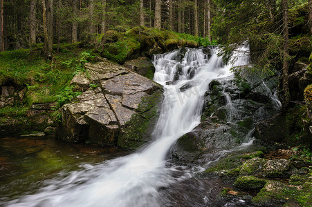 壶口瀑布手绘摄影照片_深山森林中的瀑布