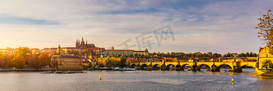布拉格城堡、查理大桥和伏尔塔瓦河上的船只。