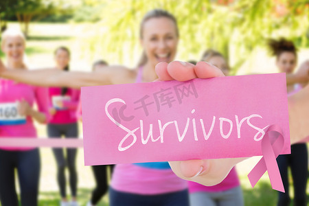 粉色女性符号摄影照片_幸存者反对微笑的女性为提高乳腺癌意识而跑步