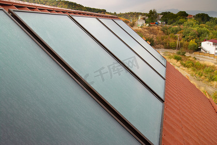 吉利摄影照片_屋顶上的太阳能电池板 (geliosystem)。
