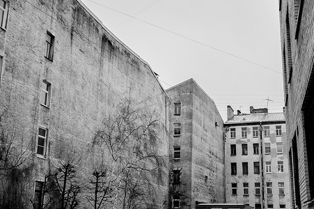 破旧的房子在单色的圣彼得堡中心