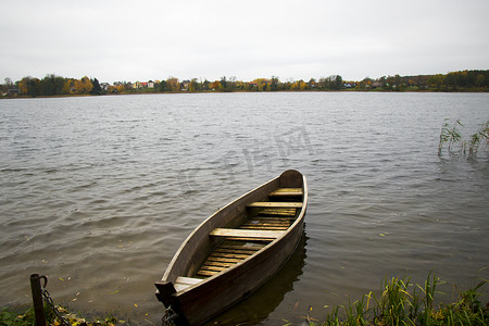 立陶宛特拉凯耶夫勒湖海滩附近的旧木船