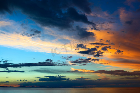 玻利维亚的的喀喀湖上空有云彩的傍晚天空