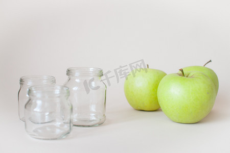 绿色成熟苹果和婴儿食品用空透明罐