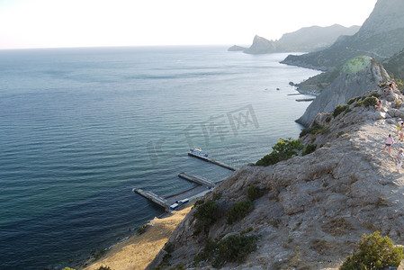 深邃蓝色摄影照片_深邃的黑海沿岸美丽的高山