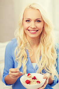 断奶摄影照片_拿着一碗麦片吃早餐的微笑女人
