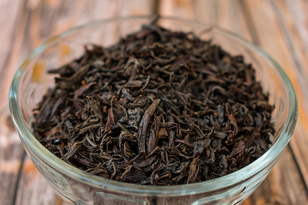 棕色茶叶摄影照片_在玻璃碗中干燥大红茶叶